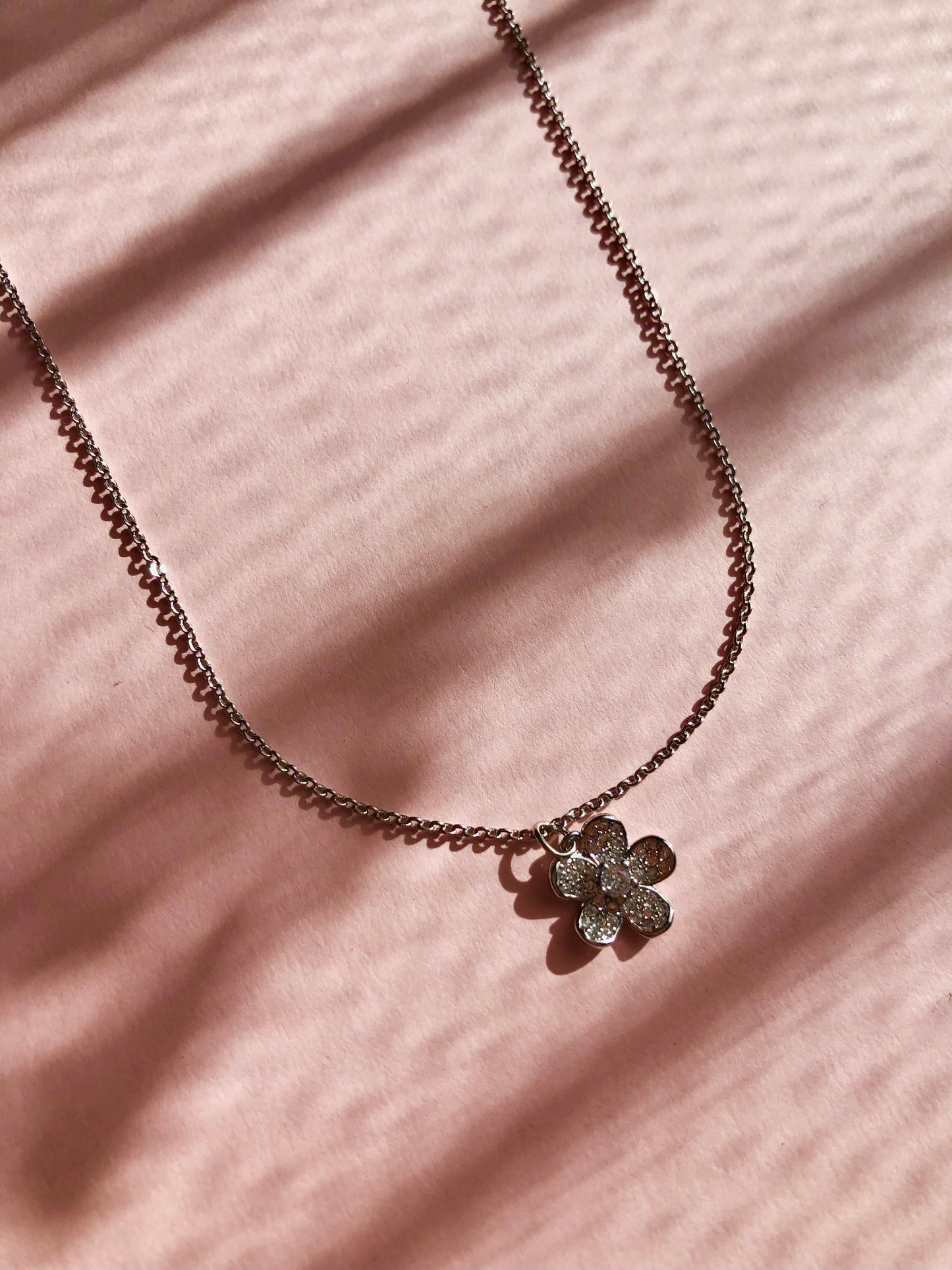 SILVER DAISY PENDANT NECKLACE