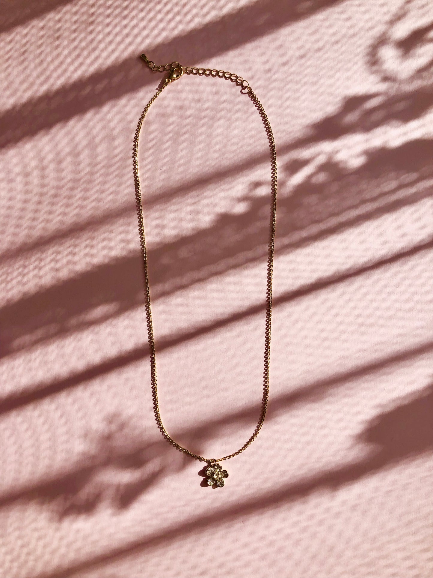 GOLD DAISY PENDANT NECKLACE